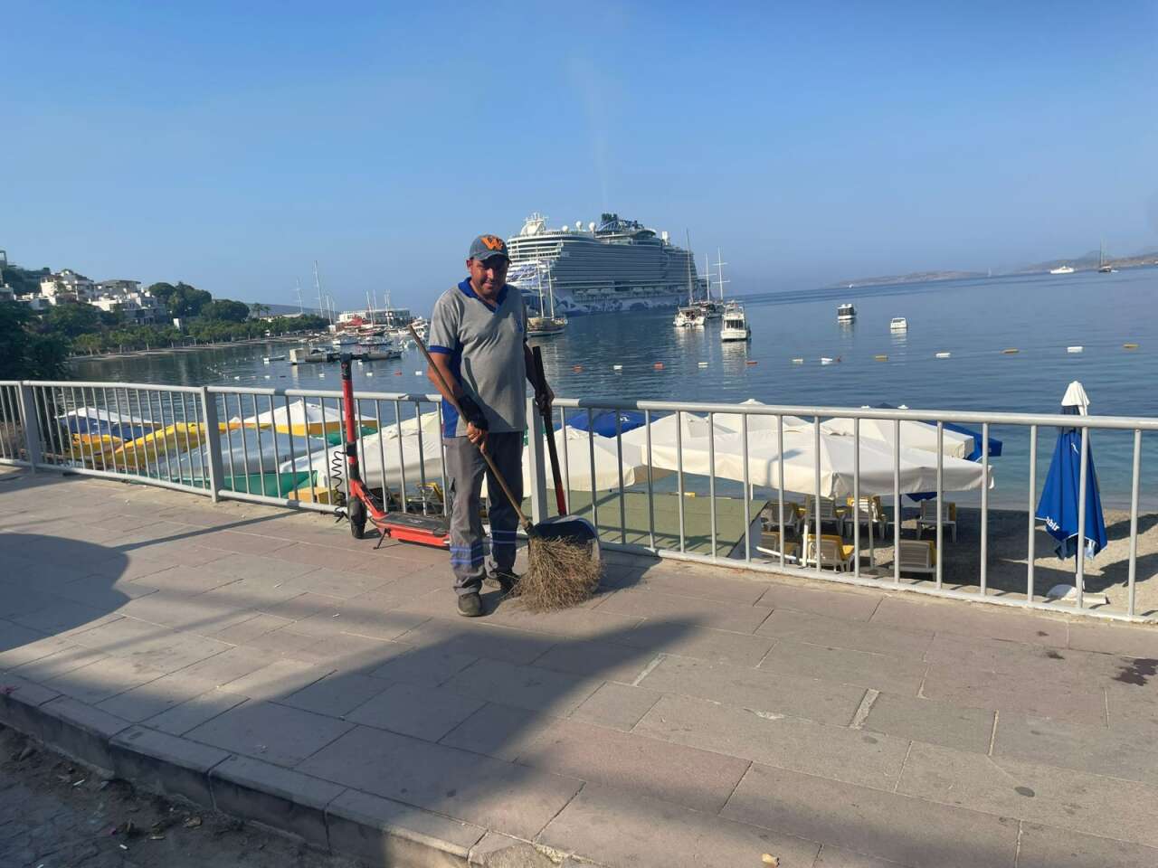 Bodrum’un Renkli Temizlikçisi Hüseyin’den Açıklama: “Müziği Kıstım ama Dansa Devam” 2